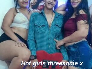 Hot_girls_threesome_x